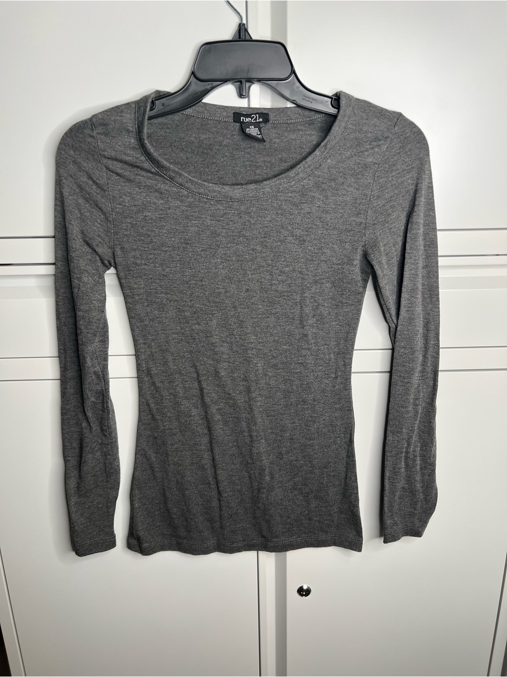 ☀️ Rue21 Gray Long Sleeve Scoop Neck Tee